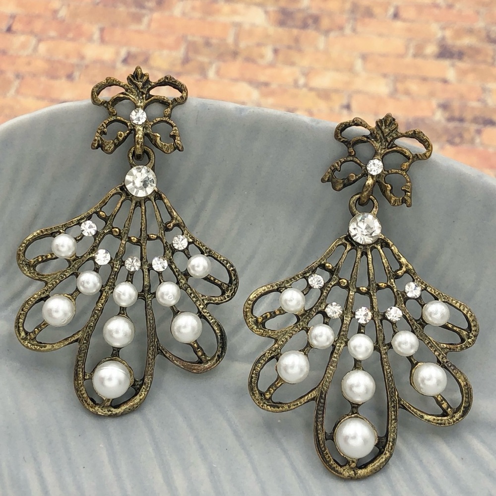🍀 Vintage Look Scalloped Post Drop Faux Pearl Earrings